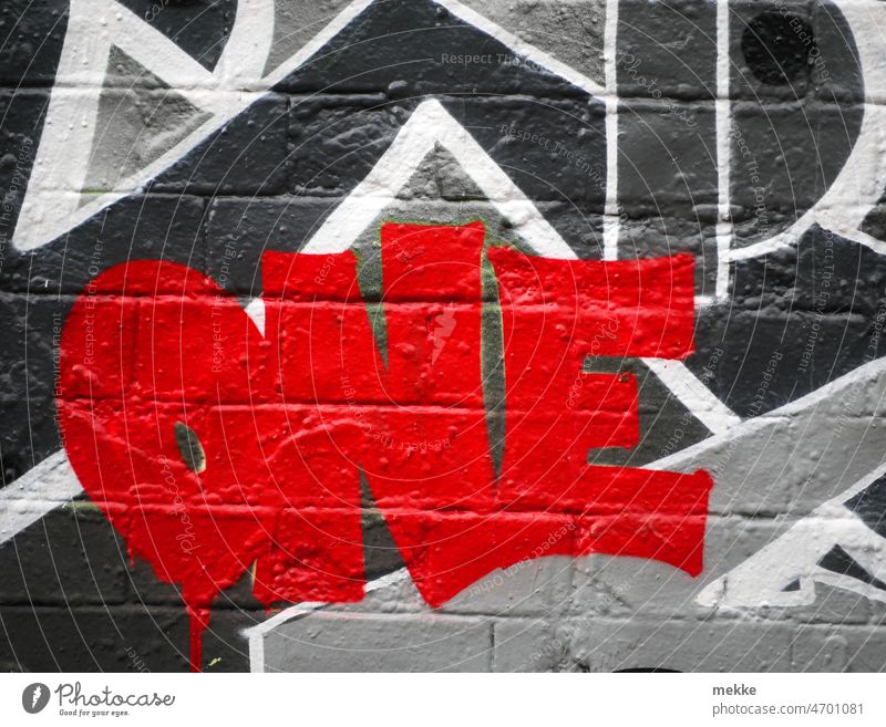 100 + One Graffiti Eins one rot Wand Straßenkunst Wandmalereien Fassade Mauer Jugendkultur Schriftzeichen Wort Kunst Lifestyle Kreativität Farbe farbig uno