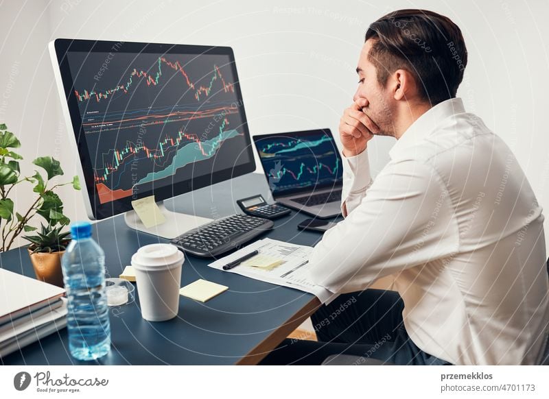 Ein besorgter Geschäftsmann schaut sich die Charts an, gestresst von den Nachrichten vom Aktienmarkt. Anleger hat online Geld verloren. Mann analysiert Verlust und Gewinn. Geschäftsmann investiert Aktien online. Mann arbeitet mit Aktienchartdaten