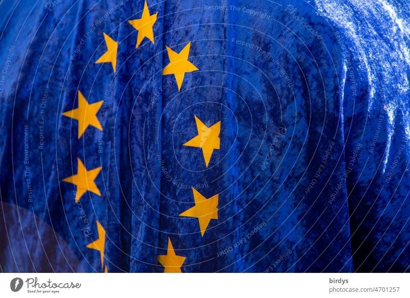 EU-Flagge als Umhang. gelbe Sterne auf blauem Grund europäische Union Einigkeit Frieden eu-beitritt eu-mitgliedschaft Europafahne Europapolitik