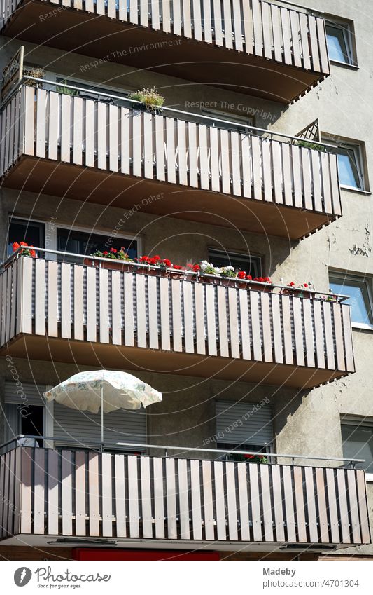 Altes Mietshaus mit Balkons mit Balkongeländer in Beige und Naturfarben im Stil der Nachkriegszeit im Sommer bei Sonnenschein im Sandweg im Ostend von Frankfurt am Main in Hessen
