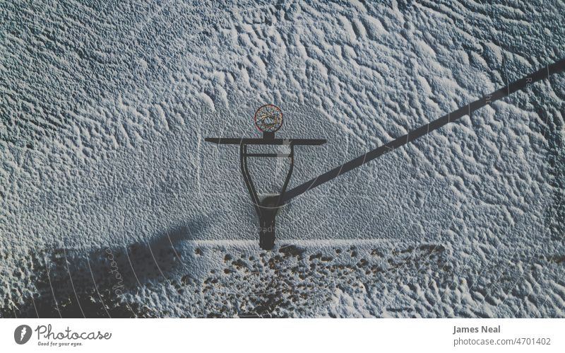 Luftaufnahme eines Basketballplatzes im Winter matt - Bildtechnik Schneefall Landschaft - Landschaft Frost Stimmung mehrfarbig Basketballkorb ruhige Umgebung
