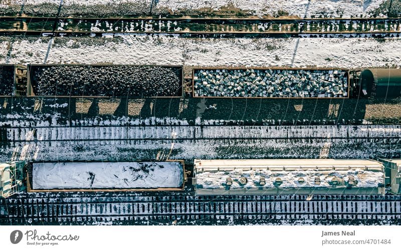 Luftaufnahme der Ressourcen auf dem Rangierbahnhof Frachtcontainer Zuggleis Großstadt Mineral Schnee Ladung Vereinigte Staaten stimmungsvolle Atmosphäre