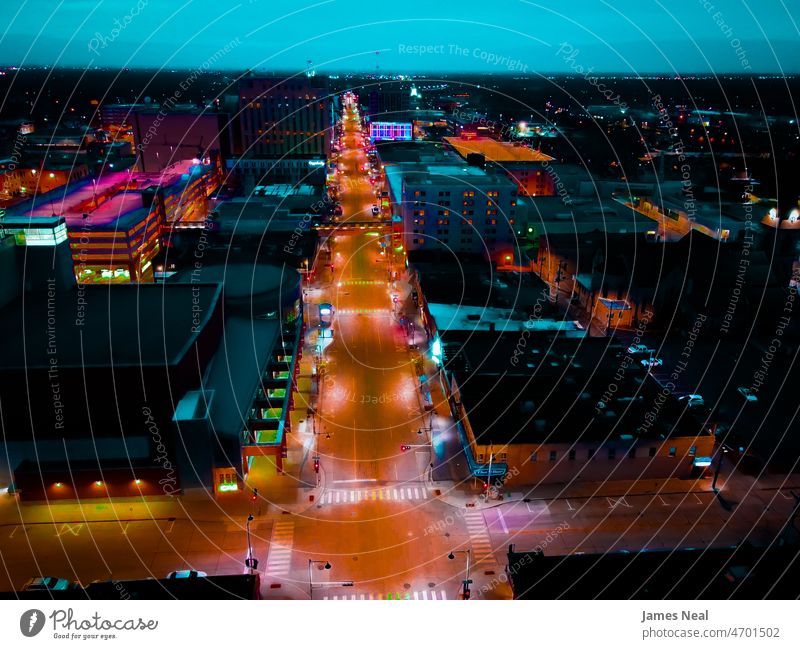 Frühmorgendliche Ansicht der Innenstadt von Appleton, Wisconsin, USA, mit leuchtenden Farben auf den Straßen. Aufgenommen 2021 Großstadt Nacht dunkel Nachtleben
