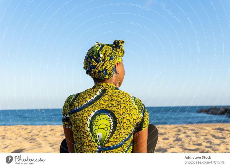 Schwarze Frau ruht sich am Strand aus ruhen Sonnenlicht Sommer MEER Blauer Himmel Wochenende tagsüber Windstille Kopftuch Tradition Sand Ufer