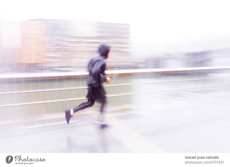 unscharfer erwachsener Mann, der auf der Straße in Bilbao, Spanien, läuft rennen laufen Marathon Läufer Joggen Aktion Fitness Gesundheit Lifestyle Jogger Sport