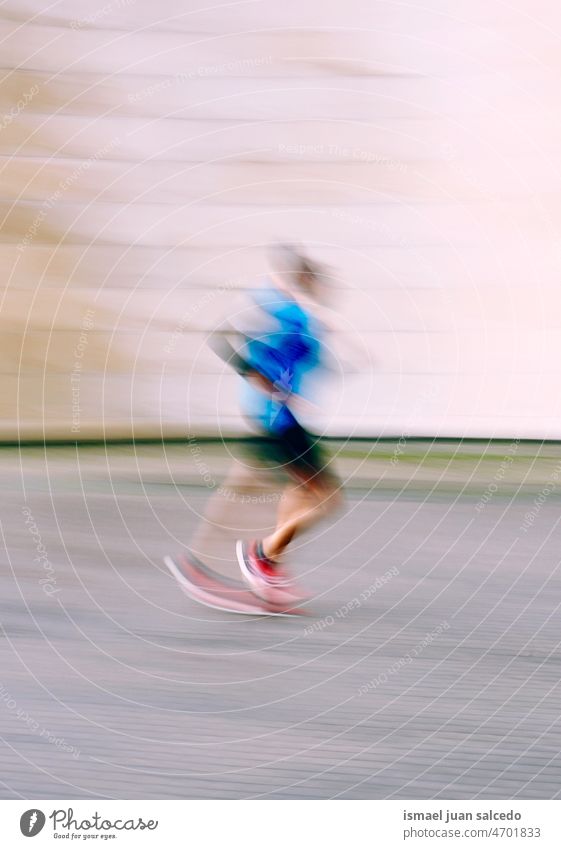 verschwommener Mann, der auf der Straße in Bilbao, Spanien, läuft rennen laufen Marathon Läufer Joggen Aktion Aktivität Fitness Gesundheit Lifestyle Jogger