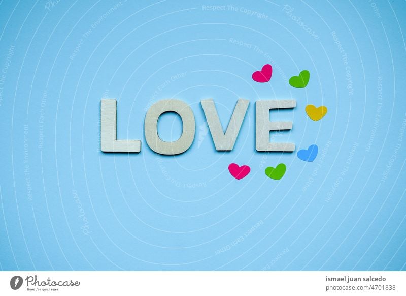 Liebe Wort mit hölzernen Buchstaben und Herzen Form auf dem blauen Hintergrund Briefe romantisch Valentinsgruß Valentinstag Aushang Nachricht Aussage Emotion