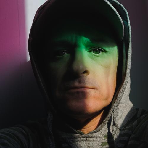 Erwachsener Mann macht ein Selfie im Schatten eine Person Porträt vierzig Vierziger Jahre Gesicht Kopf Licht Stimmung erwachsener Mann männlich 40 Jahre