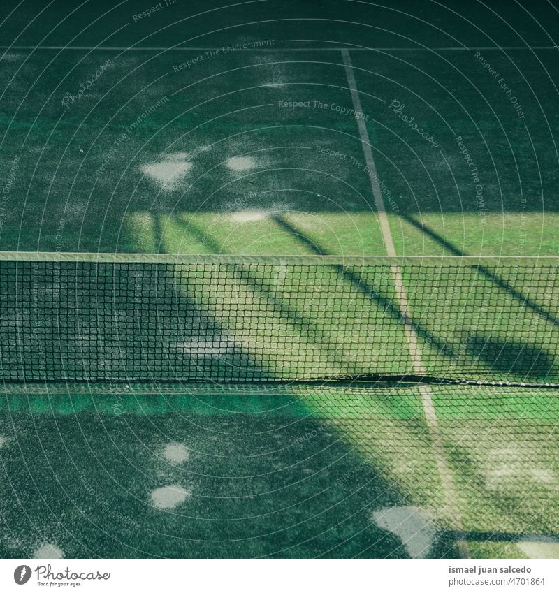 alter verlassener Tennisplatz im Sportzentrum Gericht Feld Verlassen Netz grün Gras Boden texturiert Muster Linien Straße im Freien Bilbao Spanien