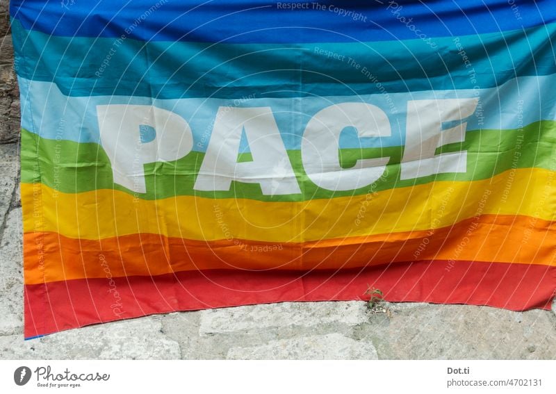 Frieden Peace Pace Friedenssymbole Fahne regenbogenfarben Regenbogenflagge Schriftzeichen Italienisch Buchstaben Beschriftung Menschenleer Farbfoto