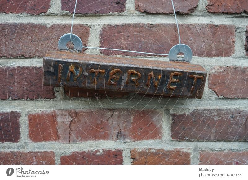 Rostiges Hinweisschild zum Internet vor einer alten Fabrikmauer aus rotem Backstein im Stadtviertel Margaretenhütte in Gießen an der Lahn in Hessen Stein