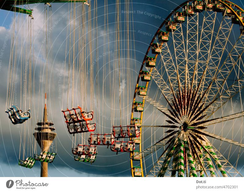 Karussells und Riesenrad auf der Kirmes in Düsseldorf Kettenkarussell Fernsehturm Schützenfest Jahrmarkt Fahrgeschäfte Außenaufnahme Attraktion Himmel
