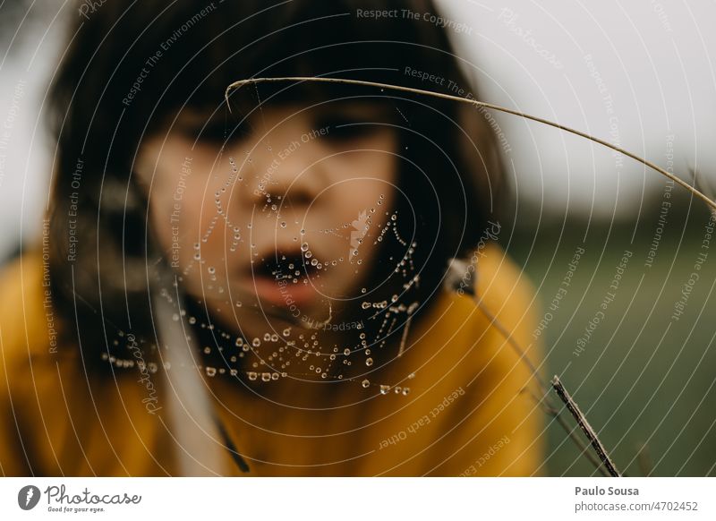 Niedliches Mädchen beobachtet Spinnennetz Kind Kindheit niedlich gelb Natur Neugier erkunden Kaukasier Freizeit & Hobby authentisch Mensch Außenaufnahme