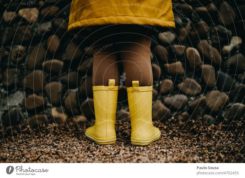 Mädchen mit gelben Gummistiefeln Mittelteil Nahaufnahme Stiefel Schuhe Außenaufnahme Farbfoto Regen Fuß mehrfarbig Mensch schlechtes Wetter Freude Herbst Kind