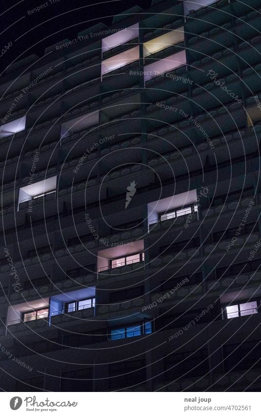 Pastellig leuchtende Fenster in nächtlicher Apartmentfassade Architektur Strukturen & Formen abstrakt Licht Dunkelheit Nacht nachts Haus Hochhaus anonym dunkel