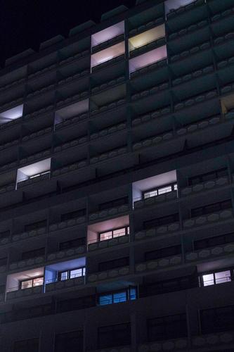 Pastellig leuchtende Fenster in nächtlicher Apartmentfassade Architektur Strukturen & Formen abstrakt Licht Dunkelheit Nacht nachts Haus Hochhaus anonym dunkel