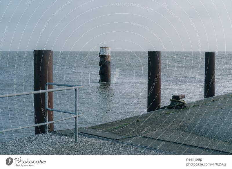 Grafisch wirkende Horizontlinie mit Pollern und Hafenkai Meer grafisch Linie minimalistisch MeerKüste Nordsee grau Landschaft Natur Wasser Textfreiraum oben