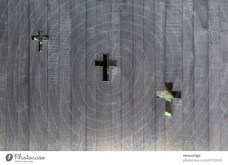 Holzzaun mit dekorativ ausgeschnittenen christlichen Kreuzen Architektur Holzplatte Christentum durchkreuzen Kultur Dekoration & Verzierung Tür Zaun Golfloch