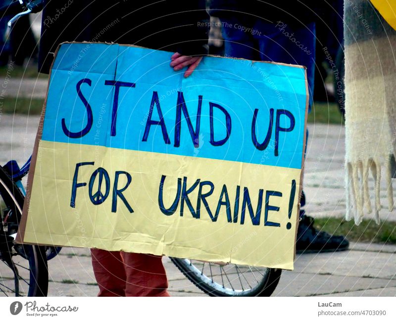 Stand up for Ukraine! Frieden ukrainische Flagge Solidarität Unterstützung blau gelb Freiheit Peace peacezeichen Krieg Russland Hoffnung Zeichen setzen