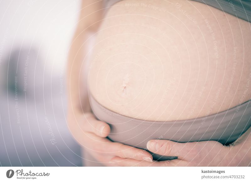 Schwangere Frau Bauch. Schwangerschaft Konzept. Schwangere Bauch Nahaufnahme. Detail der schwangeren Frau entspannt zu Hause. Liebe schön erwartungsvoll