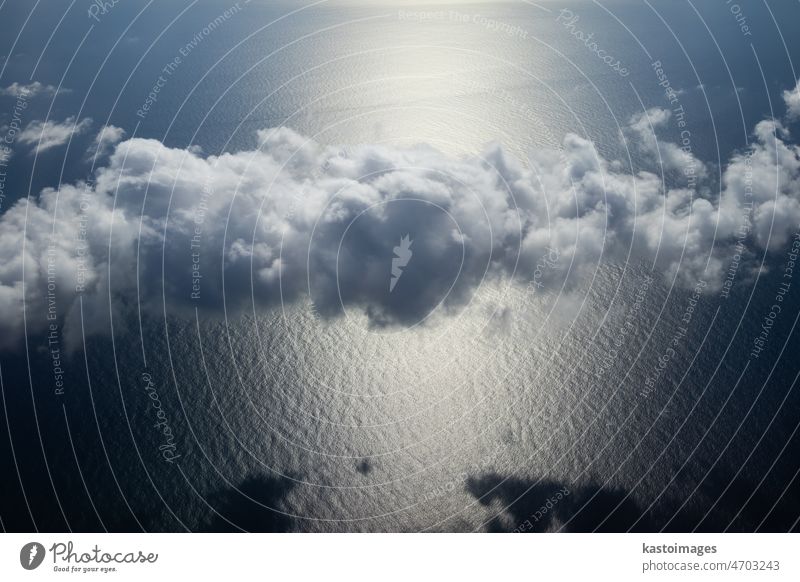 Schöne Wolken über dem Atlantischen Ozean, Kanarische Inseln, Spanien. Meer Schatten Top Antenne Flug abstrakt Licht hoch Muster Himmel Wetter dramatisch Cloud