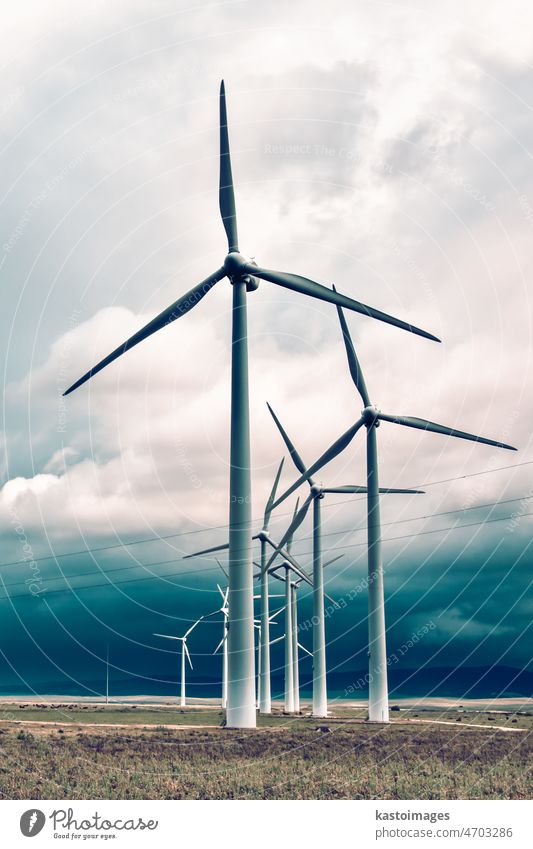 Windkraftanlagen erzeugen Strom bei stürmischem Wetter alternativ Klinge blau Cloud wolkig Erhaltung Zyklus Entwicklung Ökologie elektrisch Elektrizität Energie