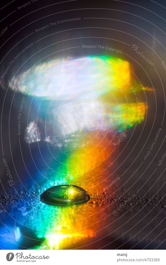 Ein regenbogenfarbenes Wassertröpfchen in knallbunter Umgebung knallig Experiment Wassertropfen Reflexion & Spiegelung Licht Farbrausch rein Reinheit Klarheit