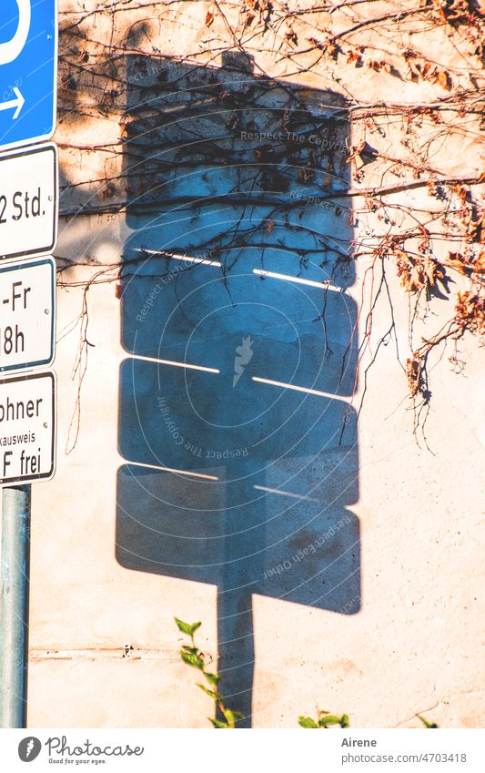 öffentliches Ärgernis | eingeschränkte Parkzeiten Hinweisschild Markierung Vekehrszeichen Beschilderung Schild Wand Schatten Parkplatz Verbotsschild