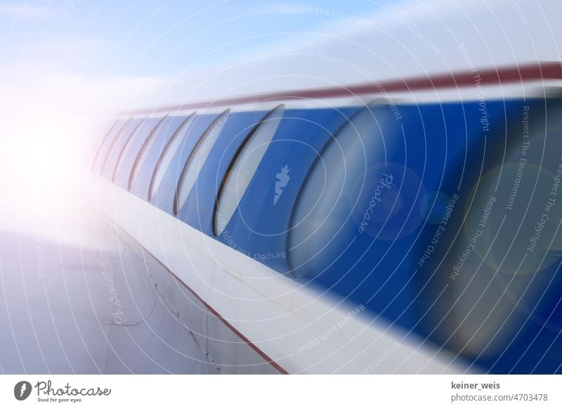 Passagierflugzeug fliegt der Sonne entgegen in den Urlaub Flugzeug Flugreise Flugtechnik Passagierflieger reisen Maschine fliegen Ferien & Urlaub & Reisen