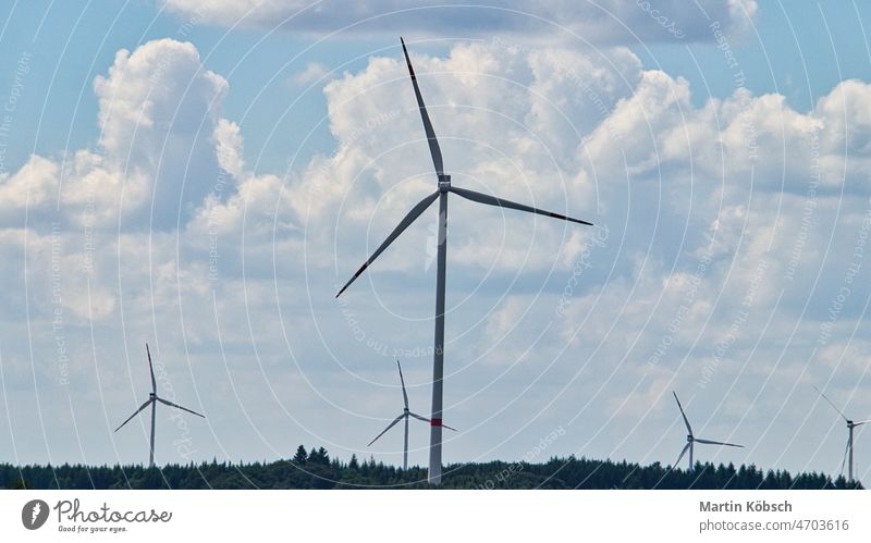 Windrad in nebliger Landschaft. Erneuerbare Energie für eine umweltbewusste Zukunft. Windkraftanlage Nebel Natur Klima Business Windpark Elektrizität Herbst