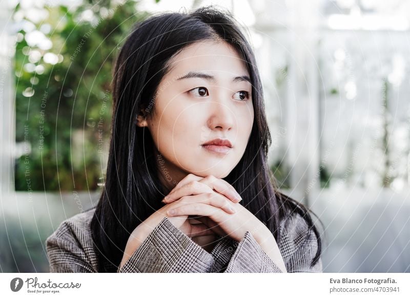 Porträt einer selbstbewussten, professionellen chinesischen Unternehmerin in einer Cafeteria. Technologie, Lebensstil Chinesisch asiatisch Frau Laptop