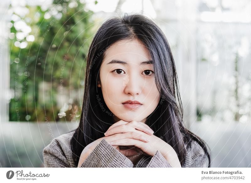 Porträt einer selbstbewussten, professionellen chinesischen Unternehmerin in einer Cafeteria. Technologie, Lebensstil Chinesisch asiatisch Frau Laptop