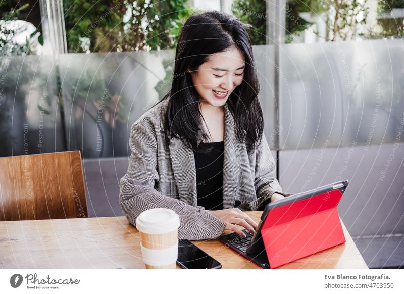 professionelle chinesische Unternehmerin, die in der Cafeteria am Laptop arbeitet. Technologie, Lebensstil Chinesisch asiatisch Frau Technik & Technologie Café