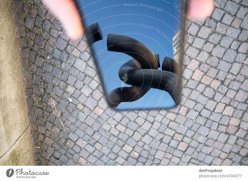 Skulptur "Berlin" in der Spiegelung eines Smartphones in Berlin Berlin Zentrum Ferien & Urlaub & Reisen Schönes Wetter Tourismus Städtereise Freiheit