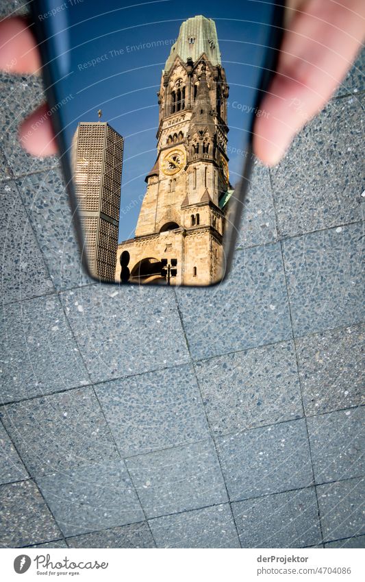 Gedächtniskirche in der Spiegelung eines Smartphones in Berlin I Berlin Zentrum Ferien & Urlaub & Reisen Schönes Wetter Tourismus Städtereise Freiheit