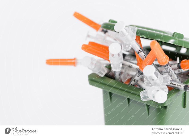 Recyclingeimer voll mit Injektionsspritzen Container Müll Spritzen subkutan Abwasserentsorgung Gesundheit Diabetes Diabetiker Autoimmunerkrankungen