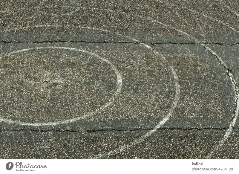 Weiße kreisförmige Markierungen auf Asphalt mit zwei horizontalen parallelen Rissen Straße weiß Kreis ausschnitt grau linie wegzeichen fahrbahnmarkierung