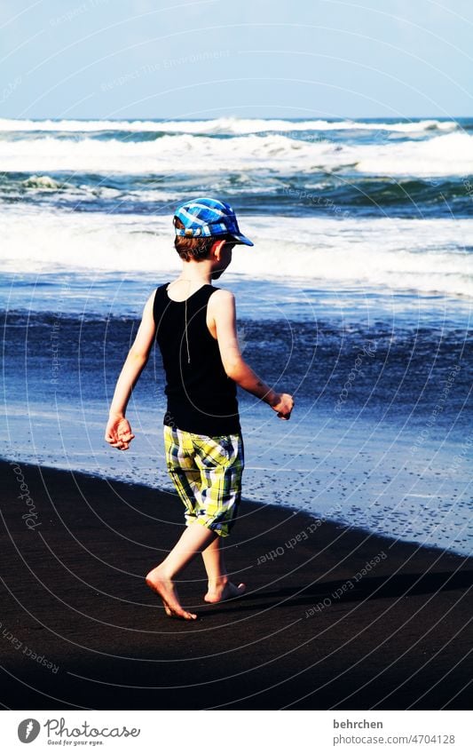 gegenüberstellung | der kleine mann und das große wasser wild Spaß haben Freude glücklich Karibik Spielen Brandung Ozean Zufriedenheit Gischt blau