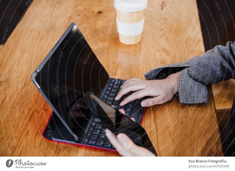 unerkennbare Geschäftsfrau, die mit digitalem Tablet und Handy im Büro arbeitet. Technologie unkenntlich Chinesisch asiatisch Frau Laptop Technik & Technologie