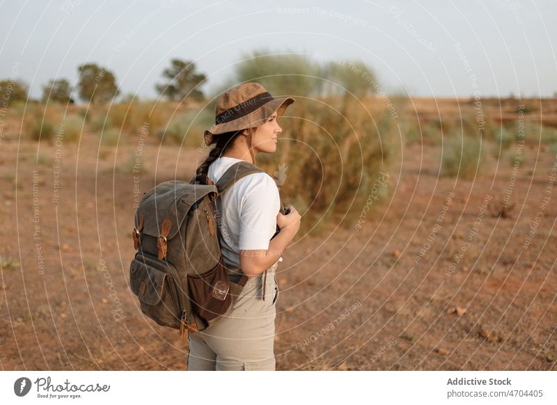 Reisender im Wüstenfeld stehend Ausflug Abenteuer wüst trocken erkunden unfruchtbar Dürre Urlaub trocknen Buchse Vegetation Hut vegetieren wasserlos reisen