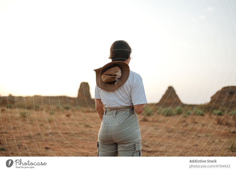Anonymer Reisender in einem Wüstenfeld stehend Ausflug Abenteuer wüst trocken erkunden unfruchtbar Dürre Urlaub trocknen Buchse Vegetation Hut vegetieren