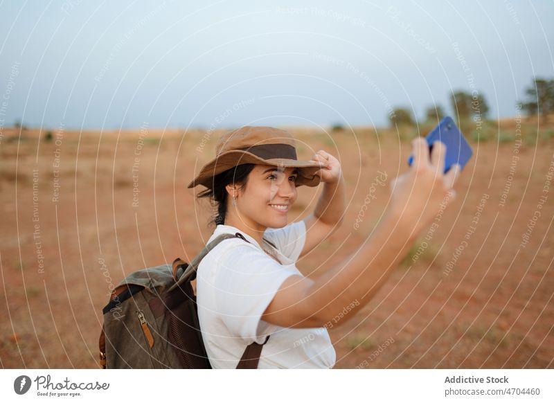 Frau nimmt Selfie in der Wüste Reisender Smartphone soziale Netzwerke einfangen wüst trocken Fundstück erkunden Lächeln Selbstportrait Gedächtnis Glück