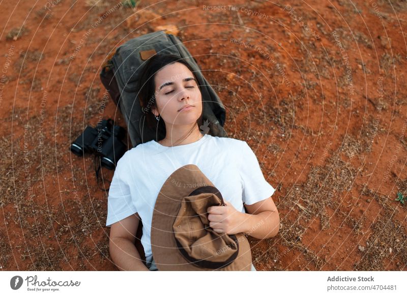 Frau liegend in Wüstengebiet Reisender Ausflug Abenteuer wüst trocken erkunden unfruchtbar ruhen trocknen wasserlos Augen geschlossen nachdenklich reisen