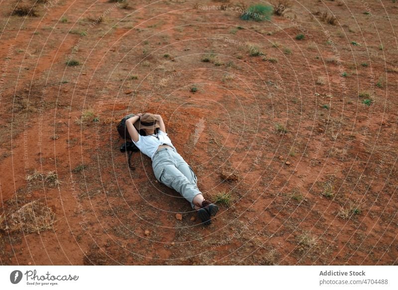 Entspannende Frau auf dem Boden liegend in der Wüste Reisender Ausflug Abenteuer wüst trocken erkunden unfruchtbar reisen trocknen wasserlos Tourismus Tourist