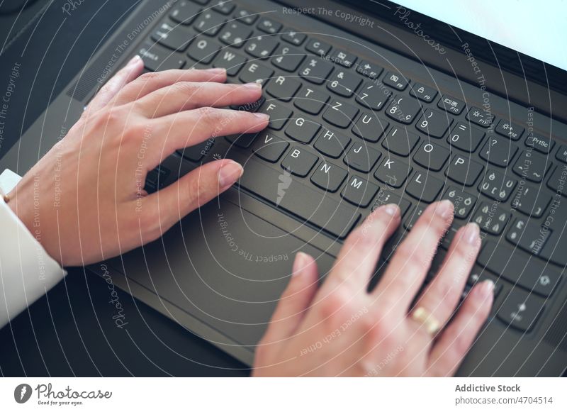 Unbekannte Frau arbeitet an einem Laptop Browsen Arbeit Business Büro Tippen Internet Mitarbeiter Arbeitsplatz benutzend Geschäftsfrau Netbook Tisch modern