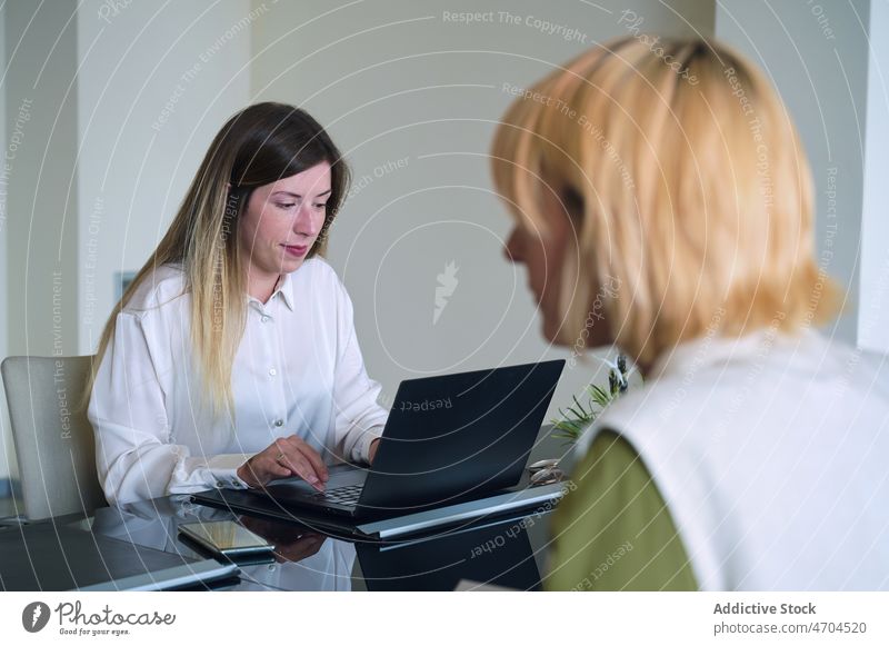 Positive Frauen arbeiten am Laptop Kollege Browsen Arbeit kooperieren Business Büro Arbeitsbereich Projekt Internet Mitarbeiter Arbeitsplatz benutzend