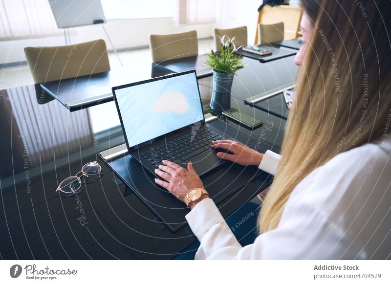 Unbekannte Frau arbeitet an einem Laptop Browsen Arbeit Business Büro Tippen Internet Mitarbeiter Arbeitsplatz benutzend Geschäftsfrau Netbook Tisch modern