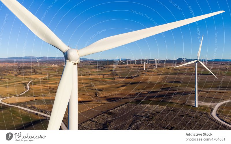 Windmühlen auf einem Feld an einem sonnigen Tag Energie alternativ Erneuerung Landschaft Innovation nachhaltig Erzeuger Blauer Himmel Dorf wolkenlos Kantabrien