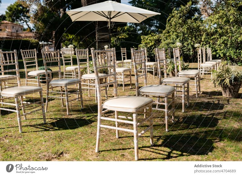 Stuhlreihen für die Hochzeitsfeier im Hinterhof Kulisse Rasen festlich Feiertag Veranstaltung Anlass Reihe Festakt Baum Gras Sommer Sammlung feiern Stil lebhaft