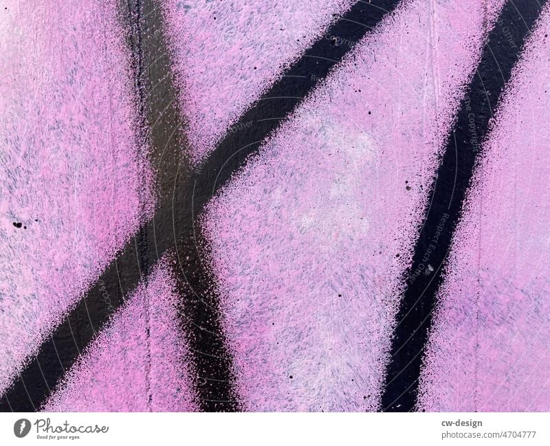 heller frischfreundlichlilafarbener background mit X und I als highlight in knalligem lilasprüh x streetart Graffiti Schriftzeichen Buchstaben Fassade Wand